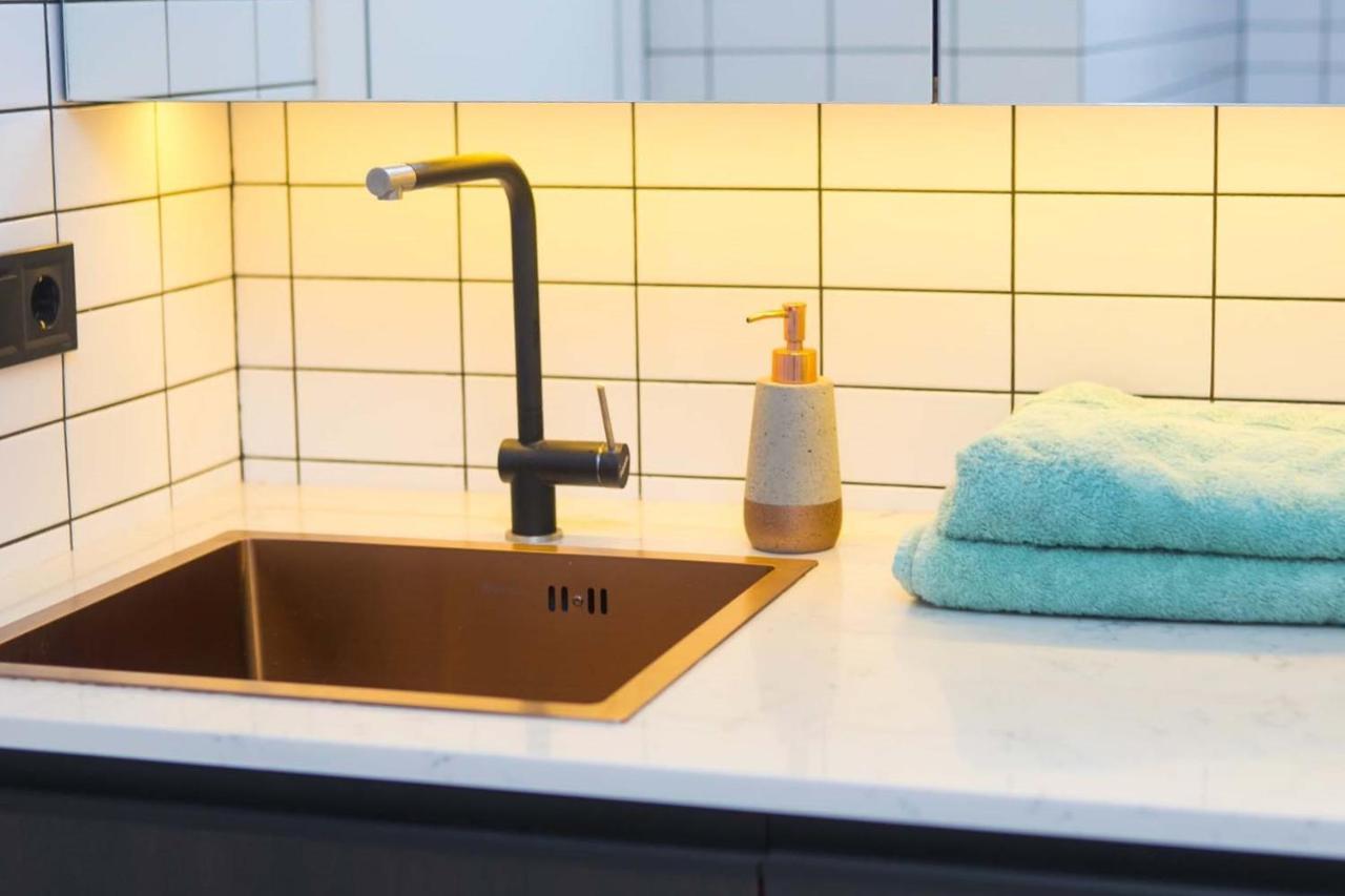 Stylish 1 Bedroom Studio Near Most City Dnipro Ngoại thất bức ảnh